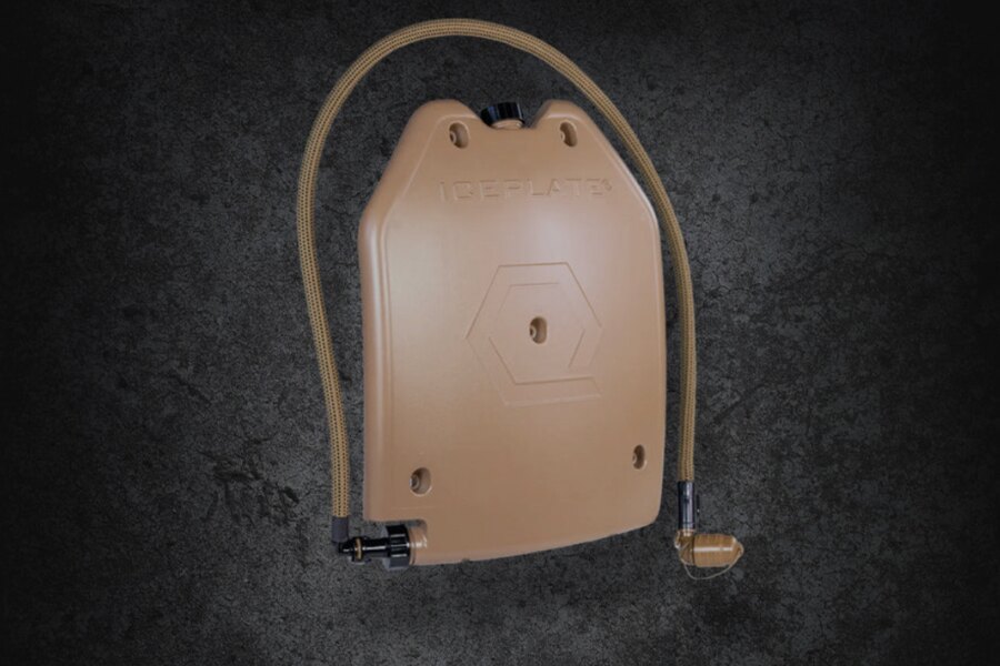 Sistem de hidratare Qore Performance ICEPLATE® în formă de placă balistică cu furtun și muștiuc.