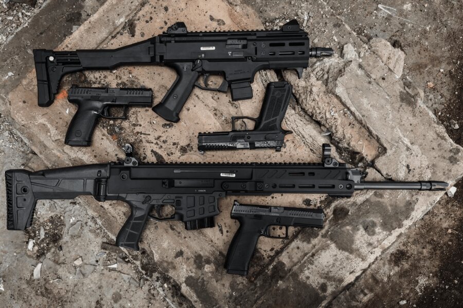 CZ Scorpion EVO 3 și pistol pe blocuri de beton în timpul unei sesiuni foto de produs
