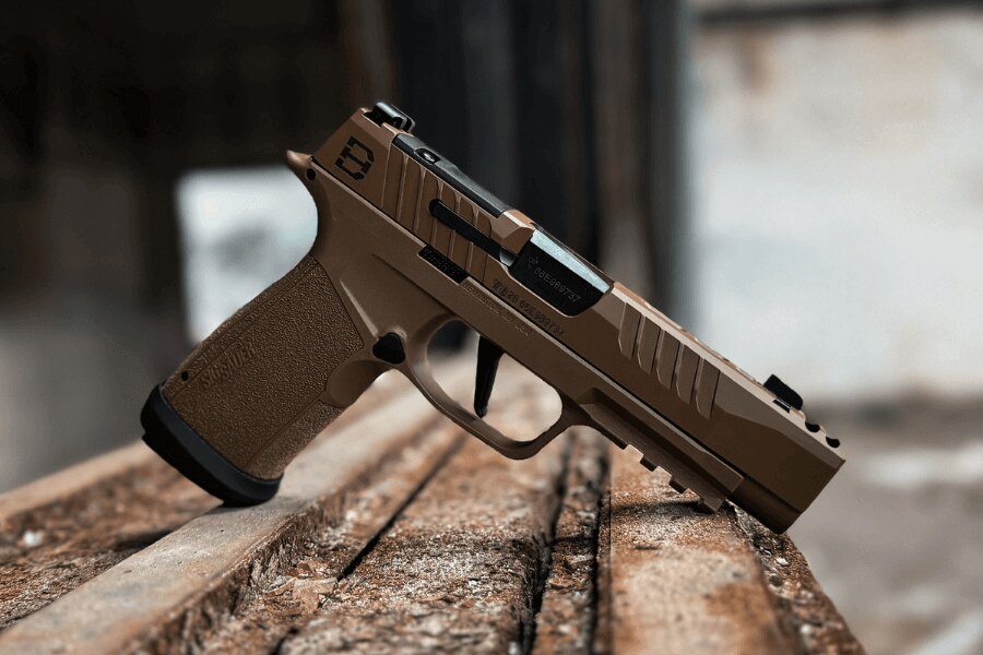 Pistol modern semiautomat de calibru 9 mm Luger așezat pe un suport de lemn.