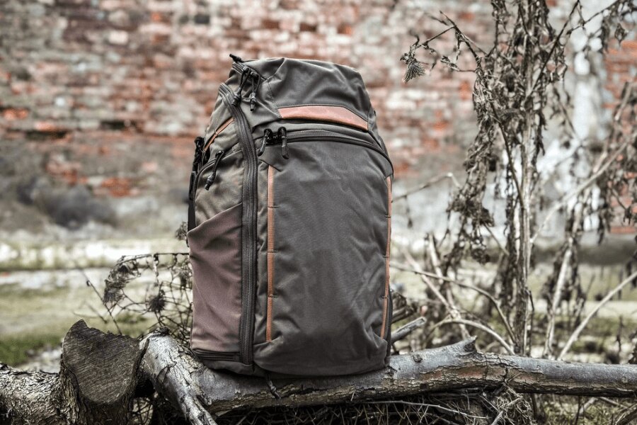 Rucsacul Vertx Gamut în mediul outdoor cu un design discret inspirat de filozofia Gray Man.