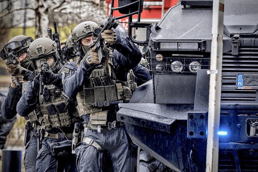 Membrii unității de intervenție a poliției echipați cu căști Busch PROtective în timpul unei intervenții tactice.