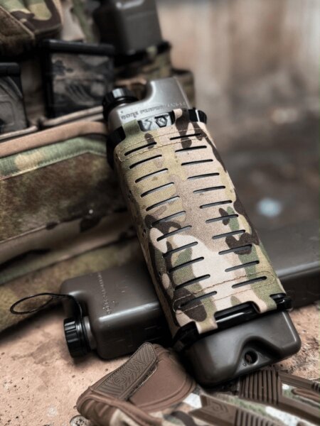 ICEFLASK® Qore Performance depozitat în tocul MOLLE pe suportul de plăci.