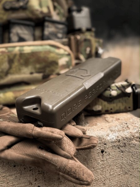 Sticlă portabilă ICEFLASK® Qore Performance în formă de stație radio militară.