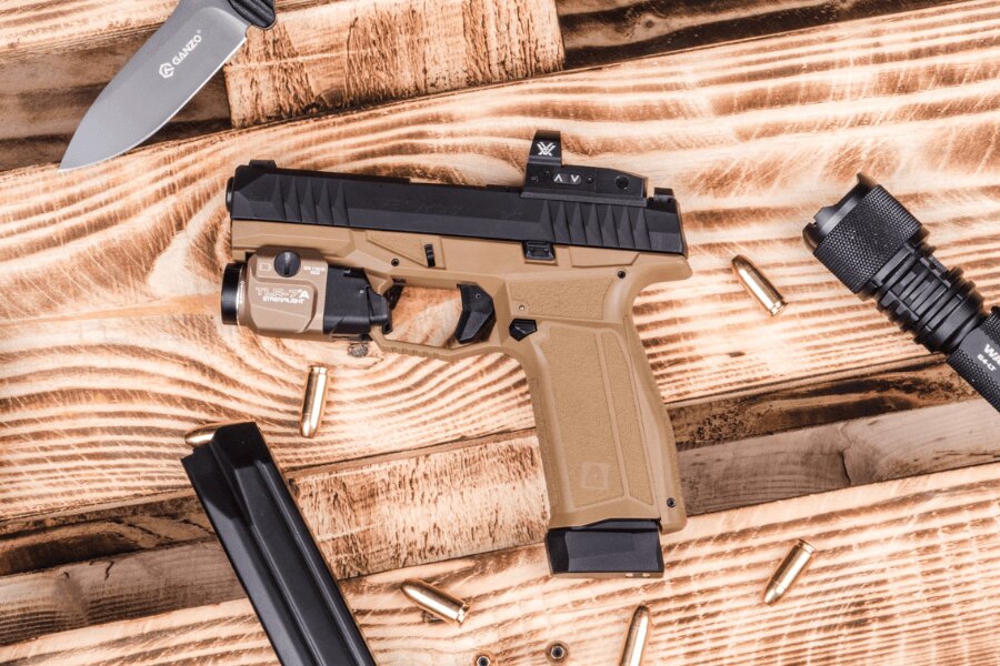 Pistol Arex Delta Gen.2 OR cu colimator Vortex Defender, lanternă tactică Streamlight TLR-7A și talpă prelungită a încărcătorului. Foto: Rigad
