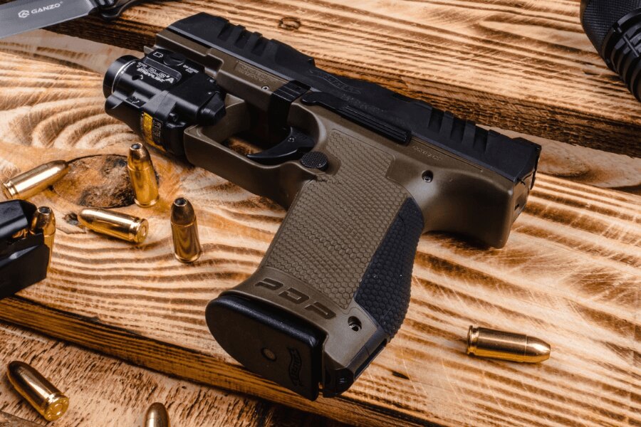 Pistol Walther PDP Compact cu mânere lipite și lanternă de armă Streamlight TLR-7A.