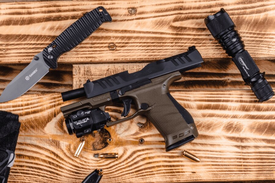 Pistol Walther PDP Compact dezasamblată cu țeavă prelungită cu filet și lanternă pentru armă.