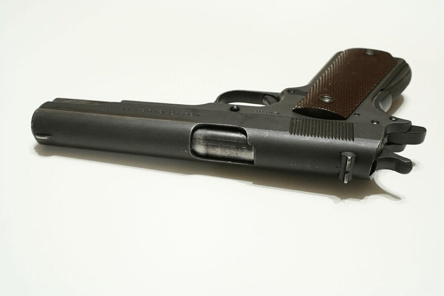 Pistol istoric Colt M1911 fabricată în anul 1917, vedere de sus asupra închizătorului și mânerului.