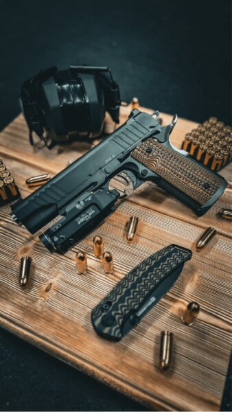 Pistol BUL 1911 EDC 5" calibrul .45 ACP cu lanternă Streamlight TLR-1 HL, muniție și echipament de tragere.