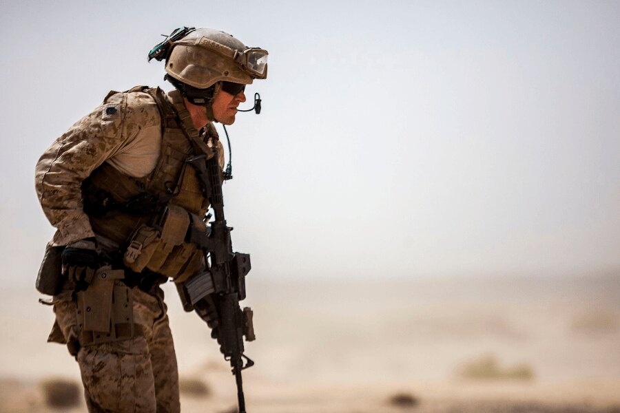 Un membru al U.S. Marine Corps cu un pistol M1911 în toc în timpul exercițiului Eager Lion 2013 în Iordania.