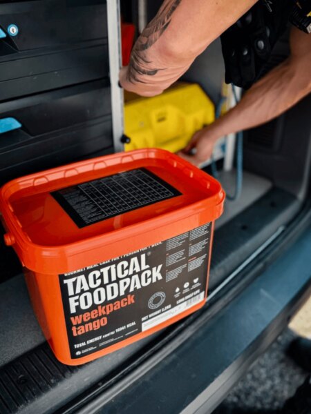 Rezervele de mâncare Tactical Foodpack păstrate în portbagajul mașinii.