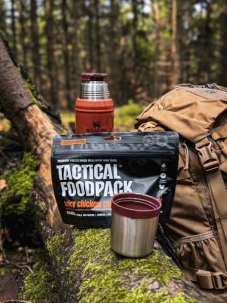 Mâncare liofilizată Tactical Foodpack cu termos Stanley, cană și rucsac în pădure.