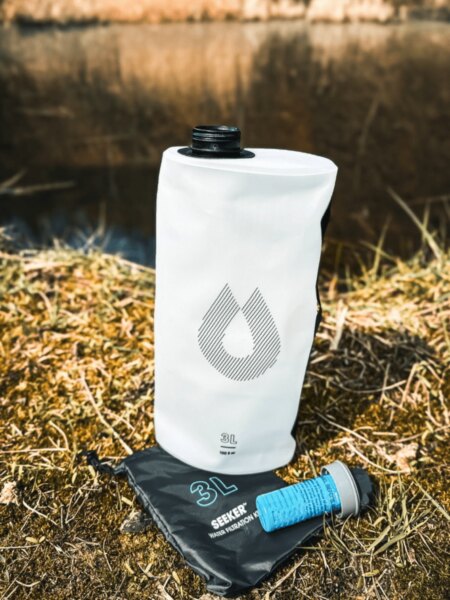 Pungă pliabilă pentru apă HydraPak Seeker cu capacitate de 3 l cu filtru încorporat.