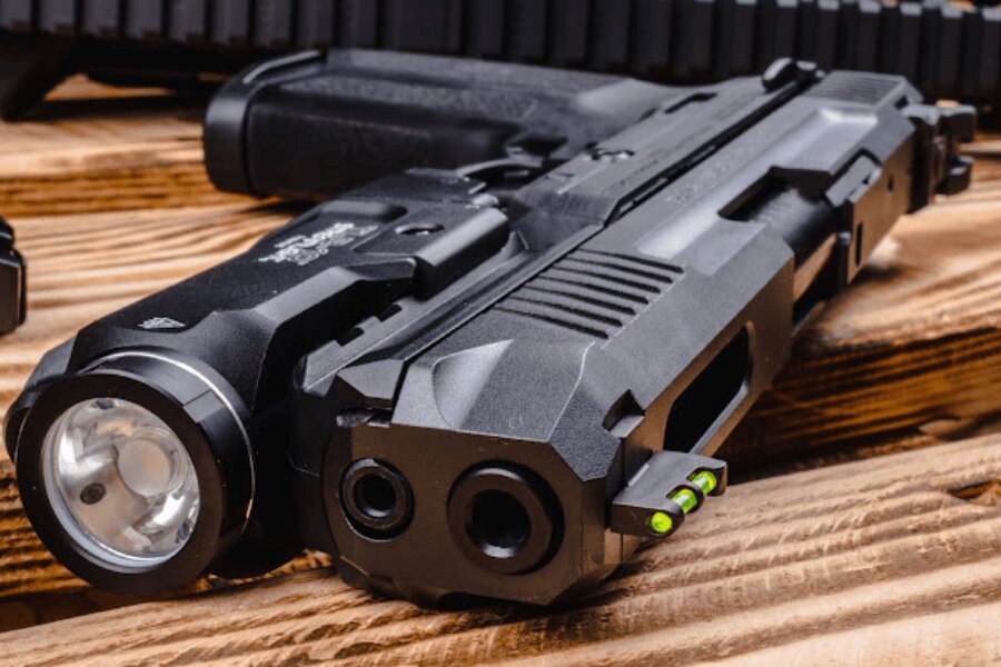Detaliu al fibrei optice verzi în muștiucul pistolului Ruger-57 echipat cu lanternă.