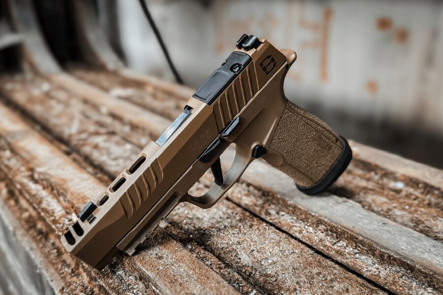 Pistolă SIG Sauer P365 cu dispozitiv de ochire mecanic pe o masă de lemn.