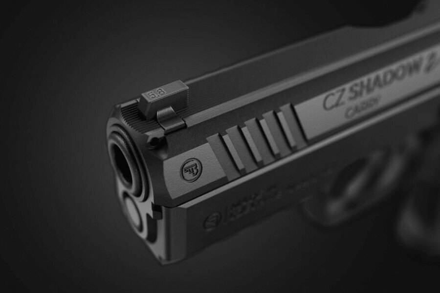 Detaliu botul țevii, cătării și canelurilor din față ale pistolului CZ Shadow 2 Carry.