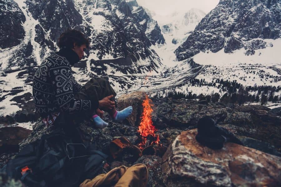 Camping la munții înzăpeziți