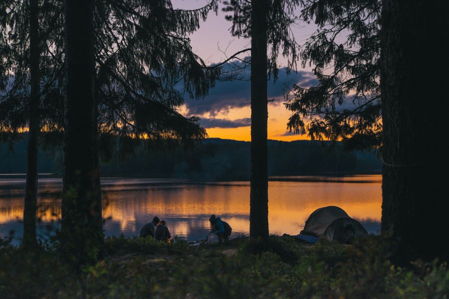 Camping lângă lac cu un grup de oameni