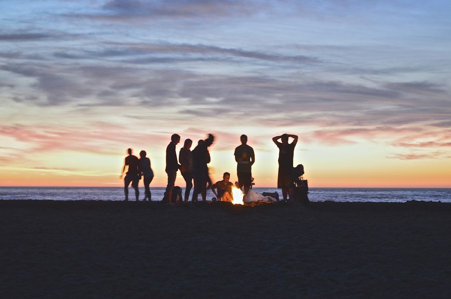 Camping grup de oameni lângă foc