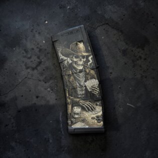 Încărcător pentru AR15 – 30 cartușe, calibru 5.56×45 NATO Magpul® / Dead Man’s Hand