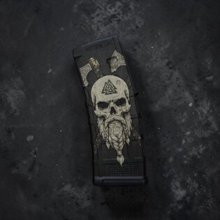 Încărcător pentru AR15 – 30 cartușe, calibru 5.56×45 NATO Magpul® / Viking Skull